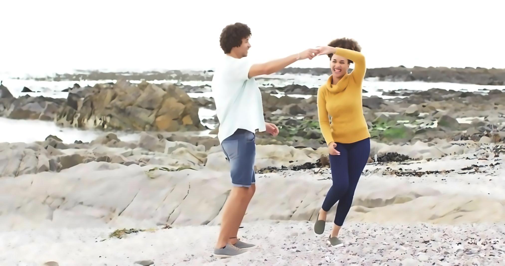 Sesión de danza aeróbica en estudio profesional con iluminación natural